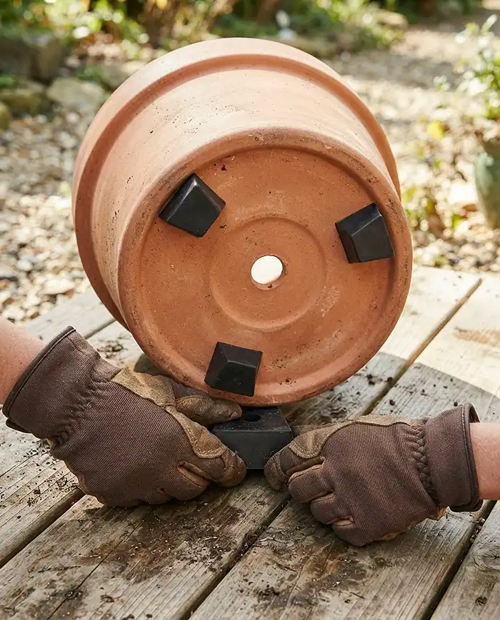 triangular three-point placement of pot feet for a stable round container